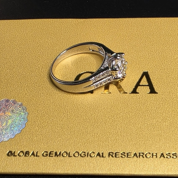1.2 Ctw MOISSANITE RING . WHITE GOLD FILLES - Picture 3 of 7